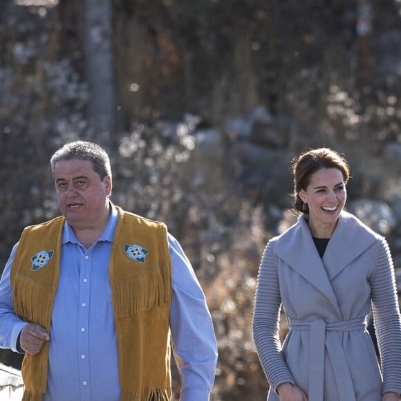 Le prince William, duc de Cambridge et Catherine (Kate) Middleton, duchesse de Cambridge, visitent la communauté Carcross, appelée aussi Caribou Crossing. C'est le territoire des Premières nations Carcross/Tagish, les peuples autochtones amérindiens du canada. Ils ont assisté à une animation folklorique locale, se sont essayés à la peinture sur totem et sont montés à bord d'une vieille locomotive à vapeur. Whitehorse, le 28 septembre 2016.  Britain's Prince William and Catherine, Duchess of Cambridge, visit the small community of Carcross. On their visit they watched a cultural display by First Nation residents and met locals. Canada, September 28th, 2016.28/09/2016 - Whitehorse