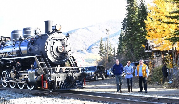 Le prince William et Kate Middleton, duc et duchesse de Cambridge, ont tenu à monter dans la locomotive à vapeur d'un train qu'empruntèrent la reine Elizabeth II et le duc d'Edimbourg en 1959, à Carcross, dans le Territoire du Yukon, le 28 septembre 2016, au cinquième jour de leur tournée royale au Canada.
