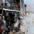 Le prince William et Kate Middleton, duc et duchesse de Cambridge, ont tenu à monter dans la locomotive à vapeur d'un train qu'empruntèrent la reine Elizabeth II et le duc d'Edimbourg en 1959, à Carcross, dans le Territoire du Yukon, le 28 septembre 2016, au cinquième jour de leur tournée royale au Canada.