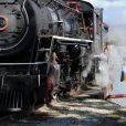 Le prince William et Kate Middleton, duc et duchesse de Cambridge, ont tenu à monter dans la locomotive à vapeur d'un train qu'empruntèrent la reine Elizabeth II et le duc d'Edimbourg en 1959, à Carcross, dans le Territoire du Yukon, le 28 septembre 2016, au cinquième jour de leur tournée royale au Canada.