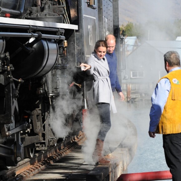 Le prince William et Kate Middleton, duc et duchesse de Cambridge, ont tenu à monter dans la locomotive à vapeur d'un train qu'empruntèrent la reine Elizabeth II et le duc d'Edimbourg en 1959, à Carcross, dans le Territoire du Yukon, le 28 septembre 2016, au cinquième jour de leur tournée royale au Canada.