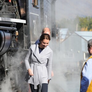 Le prince William et Kate Middleton, duc et duchesse de Cambridge, ont tenu à monter dans la locomotive à vapeur d'un train qu'empruntèrent la reine Elizabeth II et le duc d'Edimbourg en 1959, à Carcross, dans le Territoire du Yukon, le 28 septembre 2016, au cinquième jour de leur tournée royale au Canada.