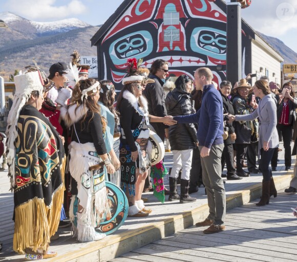 Le prince William et Kate Middleton, duc et duchesse de Cambridge, à la rencontre de la communauté de Carcross, dans le Territoire du Yukon, le 28 septembre 2016, au cinquième jour de leur tournée royale au Canada.