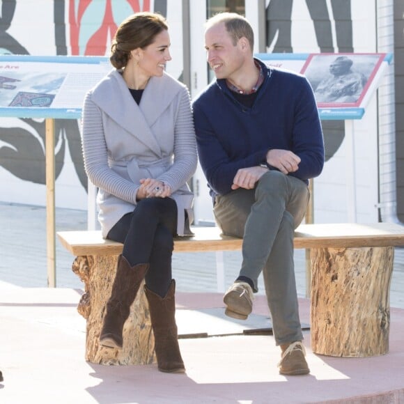 Le prince William et Kate Middleton, duc et duchesse de Cambridge, à la rencontre de la communauté de Carcross, dans le Territoire du Yukon, le 28 septembre 2016, au cinquième jour de leur tournée royale au Canada.