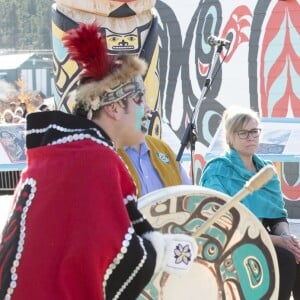 Le prince William et Kate Middleton, duc et duchesse de Cambridge, à la rencontre de la communauté de Carcross, dans le Territoire du Yukon, le 28 septembre 2016, au cinquième jour de leur tournée royale au Canada.