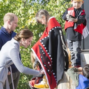 Le prince William et Kate Middleton, duc et duchesse de Cambridge, à la rencontre de la communauté de Carcross, dans le Territoire du Yukon, le 28 septembre 2016, au cinquième jour de leur tournée royale au Canada.