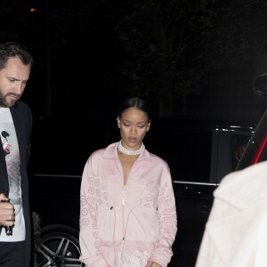Semi-Exclusif - Rihanna quitte le club "L'Arc" à Paris, le 28 septembre 2016.