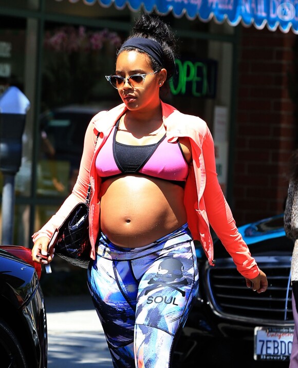 Angela Simmons enceinte fait du shopping avec une amie dans les rues de Beverly Hills, le 18 août 2016