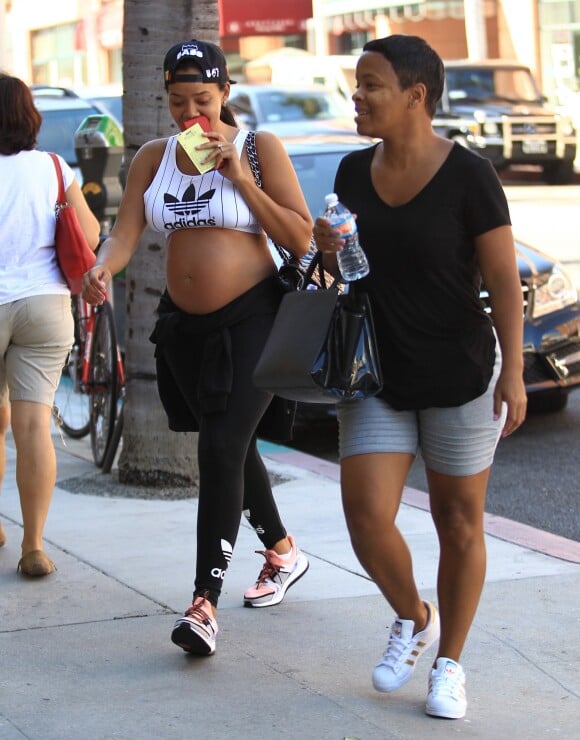 Exclusif - Angela Simmons enceinte se promène avec une amie dans les rues de Beverly Hills, le 9 août 2016
