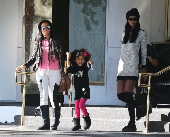 Angela et Vanessa Simmons se promenent a Beverly Hills, le 10 decembre 2012.