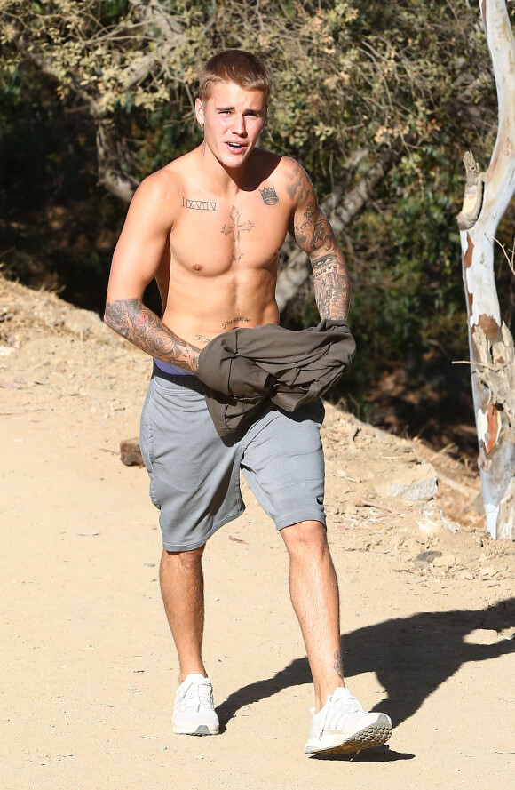 Justin Bieber se promène torse nu à Runyon Canyon à Hollywood le 3 septembre 2016.