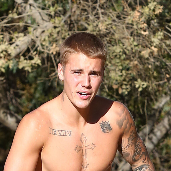 Justin Bieber se promène torse nu à Runyon Canyon à Hollywood le 3 septembre 2016.