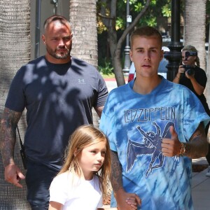 Justin Bieber fait du shopping avec sa petite soeur Jazmyn et lui achète une poupée chez American Girls à Los Angeles le 2 septembre 2016.