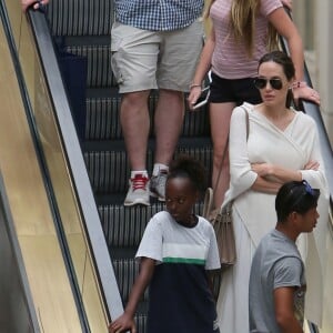 Exclusif - Angelina Jolie avec ses enfants Pax et Zahara dans le centre commercial Westfield à Los Angeles, le 14 août 2016. © CPA/Bestimage