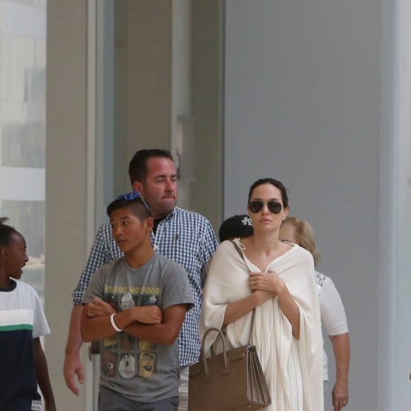 Exclusif - Angelina Jolie avec ses enfants Pax et Zahara dans le centre commercial Westfield à Los Angeles, le 14 août 2016. © CPA/Bestimage