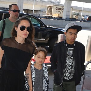 Angelina Jolie arrive à l'aéroport JFK de New York pour prendre un vol pour Los Angeles avec ses enfants Knox-Leon et Maddox le 21 juin 2016.