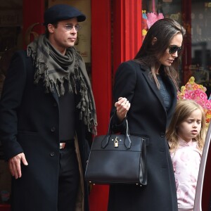 Semi-exclusif - Brad Pitt, sa femme Angelina Jolie et leurs filles Vivienne et Zahara quittent un magasin de jouets à Londres le 12 mars 2016.