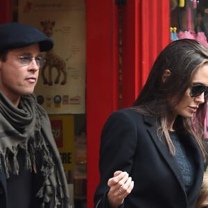 Semi-exclusif - Brad Pitt, sa femme Angelina Jolie et leurs filles Vivienne et Zahara quittent un magasin de jouets à Londres le 12 mars 2016