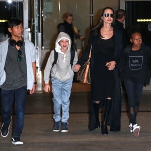Angelina Jolie arrive avec ses enfants Pax, Shiloh et Zahara à L'aéroport de LAX à Los Angeles. La famille est de retour du Cambodge où ils ont passé 3 mois pour le tournage du film documentaire 'First They Killed My Father’ ('D'abord ils ont tué mon père') réalisé par Angelina Jolie. Le 2 mars 2016