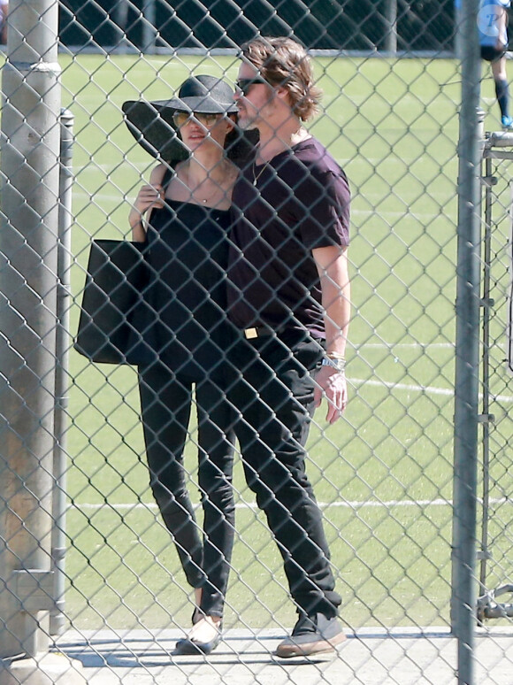 Exclusif - Brad Pitt et Angelina Jolie, très amoureux, assistent au match de football de leurs filles Shiloh (qui se fait désormais appeler John) et Zahara à Los Angeles, le 14 mars 2015