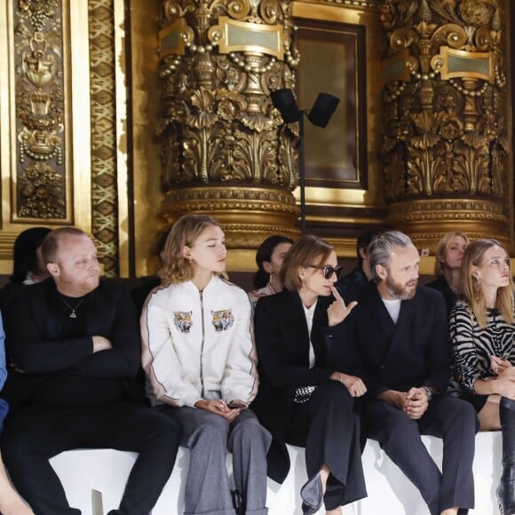 Rosemary Ferguson, James McCartney, Arizona Muse, Kristin Scott Thomas, Alasdhair Willis, Natalia Vodianova, Salma Hayek, Maryvonne Pinault, François-Henri Pinault et Marie-Agnès Gillot - Défilé de mode prêt-à-porter printemps-été 2017 "Stella McCartney" à l'Opéra Garnier. Paris, le 3 octobre 2016 © Olivier Borde / Bestimage