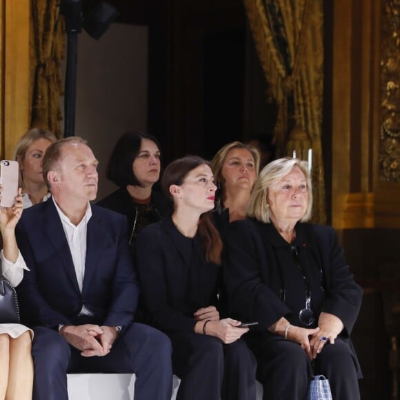 Rosemary Ferguson, James McCartney, Arizona Muse, Kristin Scott Thomas, Alasdhair Willis, Natalia Vodianova, Salma Hayek, Maryvonne Pinault, François-Henri Pinault et Marie-Agnès Gillot - Défilé de mode prêt-à-porter printemps-été 2017 "Stella McCartney" à l'Opéra Garnier. Paris, le 3 octobre 2016 © Olivier Borde / Bestimage