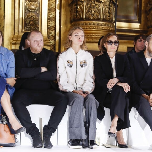 Rosemary Ferguson, James McCartney, Arizona Muse, Kristin Scott Thomas, Alasdhair Willis, Natalia Vodianova, Salma Hayek, Maryvonne Pinault, François-Henri Pinault et Marie-Agnès Gillot - Défilé de mode prêt-à-porter printemps-été 2017 "Stella McCartney" à l'Opéra Garnier. Paris, le 3 octobre 2016 © Olivier Borde / Bestimage