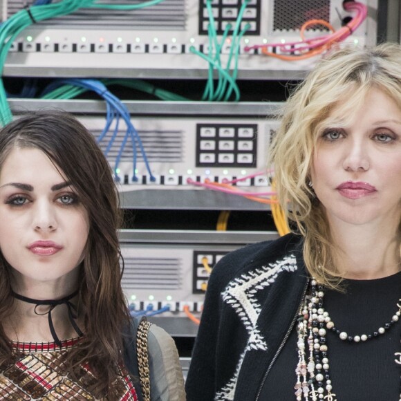 Frances Bean Cobain et sa mère Courtney Love - Défilé Chanel (collection prêt-à-porter printemps-été 2017) au Grand Palais. Paris, le 4 octobre 2016. © Olivier Borde / Bestimage