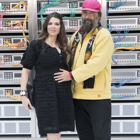 Sébastien Tellier et sa femme Amandine de la Richardière (enceinte) - Défilé Chanel (collection prêt-à-porter printemps-été 2017) au Grand Palais. Paris, le 4 octobre 2016. © Olivier Borde / Bestimage