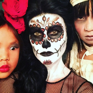Laeticia Hallyday célèbre Halloween avec ses filles, Jade et Joy, à Los Angeles le 31 octobre 2015.