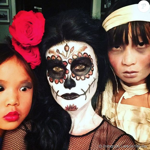 Laeticia Hallyday célèbre Halloween avec ses filles, Jade et Joy, à Los Angeles le 31 octobre 2015.