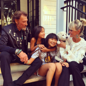 Johnny Hallyday et Laeticia avec leurs filles, Jade et Joy, devant leur maison de Pacific Palisades à Los Angeles, le 2 octobre 2016.
