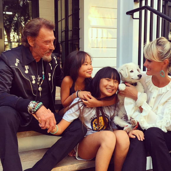Johnny Hallyday et Laeticia avec leurs filles, Jade et Joy, devant leur maison de Pacific Palisades à Los Angeles, le 2 octobre 2016.