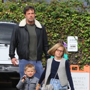 Ben Affleck emmène ses enfants Violet, Seraphina et Samuel à leur cours de catéchisme à Pacific Palisades. Seraphina et Samuel s'amusent à faire des grimaces aux photographes! Le 4 septembre 2016