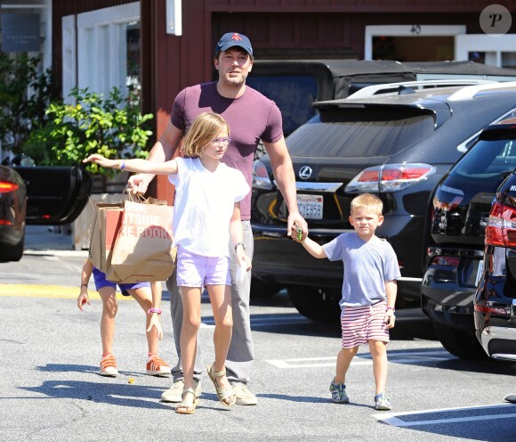 Ben Affleck fait du shopping avec ses enfants Violet, Seraphina et Samuel à Los Angeles le 3 septembre 2016.