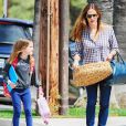 Exclusif - Jennifer Garner se promène avec ses filles Violet et Seraphina à Beverly Hills le 13 juin 2016.