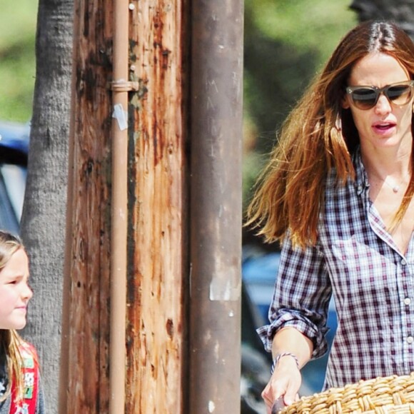 Exclusif - Jennifer Garner se promène avec ses filles Violet et Seraphina à Beverly Hills le 13 juin 2016.