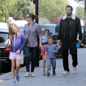 Jennifer Garner et Ben Affleck se retrouvent pour déjeuner avec leurs enfants Violet, Seraphina et Samuel à Londres le 12 mai 2016.