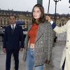 Marie-Ange Casta arrive à l'hôtel d'Evreux pour assister à la soirée "Aquazzura", habillée d'une veste et de chaussures Gucci. Paris, le 30 septembre 2016.