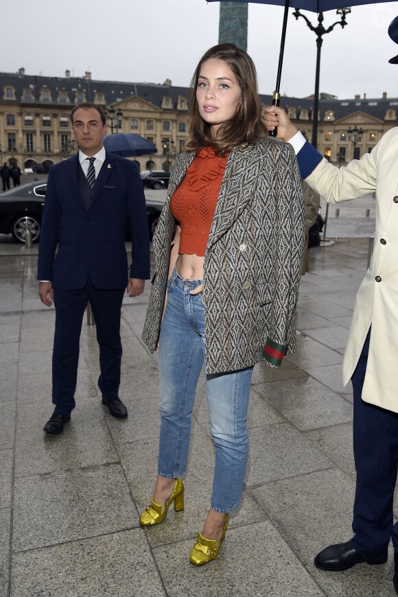Marie-Ange Casta arrive à l'hôtel d'Evreux pour assister à la soirée "Aquazzura", habillée d'une veste et de chaussures Gucci. Paris, le 30 septembre 2016.