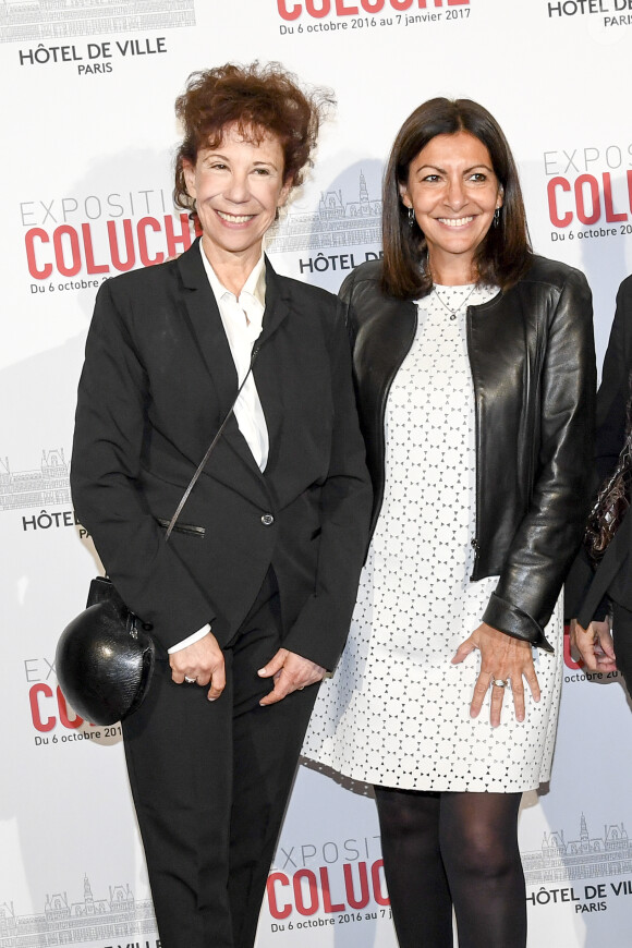 Véronique Colucci et Anne Hidalgo - Vernissage presse de l'exposition "Coluche" à l'Hôtel de Ville de Paris le 5 octobre 2016. © Pierre Perusseau/Bestimage