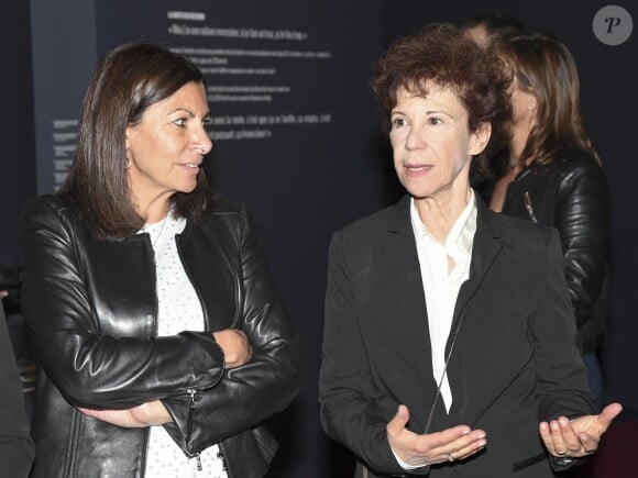 Anne Hidalgo et Véronique Colucci - Vernissage presse de l'exposition "Coluche" à l'Hôtel de Ville de Paris le 5 octobre 2016. © Pierre Perusseau/Bestimage