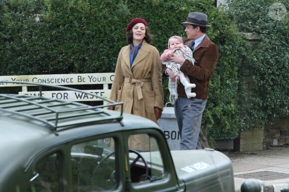 Brad Pitt et Marion Cotillard tournent une scène du prochain film de Robert Zemeckis à Londres le 31 mars 2016. Le film est un thriller romantique qui se déroule pendant la deuxième guerre mondiale.