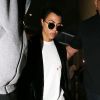 Kourtney Kardashian arrive avec deux gardes du corps à l'aéroport LAX de Los Angeles, Californie, Etats-Unis, le 3 octobre 2016. © Agence/Bestimage  Kourtney Kardashian is flanked by security as she arrives at LAX airport in Los Angeles, CA, USA on October 3, 2016.03/10/2016 - Los Angeles