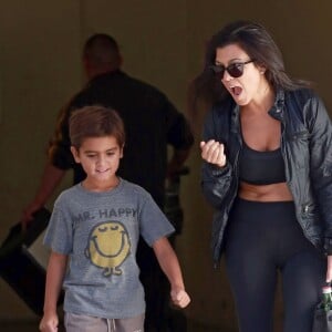 Kourtney Kardashian et son fils Mason se rendent à un cours de travaux pratiques à Calabasas, le 4 octobre 2016  Please hide children face prior publication Reality star Kourtney Kardashian and her son Mason go to an art class in Calabasas, California on October 4, 2016. Kourtney recently got back to Los Angeles from Paris after immediately leaving shortly after her sister Kim was robbed at her luxury apartment in Paris on Sunday night.04/10/2016 - Calabasas