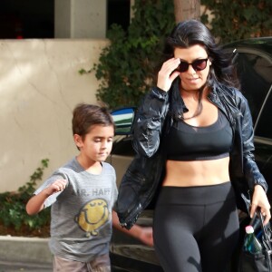 Kourtney Kardashian et son fils Mason se rendent à un cours de travaux pratiques à Calabasas, le 4 octobre 2016  Please hide children face prior publication Reality star Kourtney Kardashian and her son Mason go to an art class in Calabasas, California on October 4, 2016. Kourtney recently got back to Los Angeles from Paris after immediately leaving shortly after her sister Kim was robbed at her luxury apartment in Paris on Sunday night.04/10/2016 - Calabasas