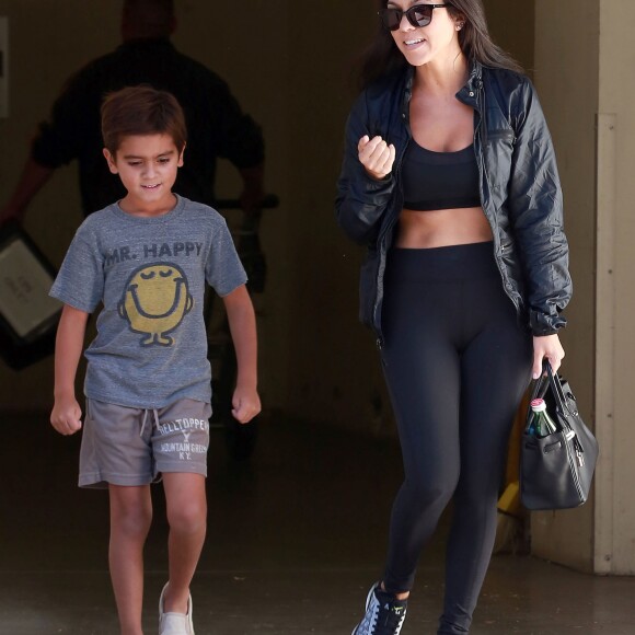 Kourtney Kardashian et son fils Mason se rendent à un cours de travaux pratiques à Calabasas, le 4 octobre 2016  Please hide children face prior publication Reality star Kourtney Kardashian and her son Mason go to an art class in Calabasas, California on October 4, 2016. Kourtney recently got back to Los Angeles from Paris after immediately leaving shortly after her sister Kim was robbed at her luxury apartment in Paris on Sunday night.04/10/2016 - Calabasas