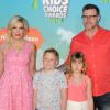 Tori Spelling, Dean McDermott et leurs enfants Liam Aaron et Stella Doreen - People à la soirée "Kids' Choice Awards" au Forum à Inglewood. Le 12 mars 2016