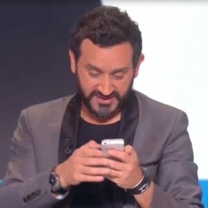 Cyril Hanouna lit le message de Bernard de la Villardière, dans "TPMP", jeudi 6 octobre 2016 sur C8