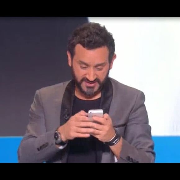 Cyril Hanouna lit le message de Bernard de la Villardière, dans "TPMP", jeudi 6 octobre 2016 sur C8